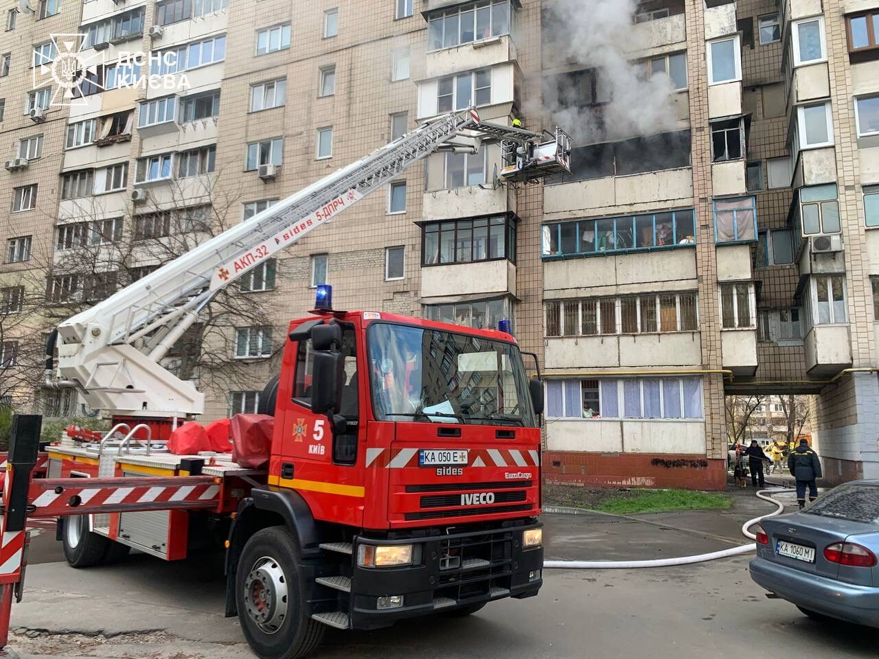 У Києві сталась пожежа в багатоповерхівці: евакуювали 20 осіб, є загиблий. Подробиці та фото