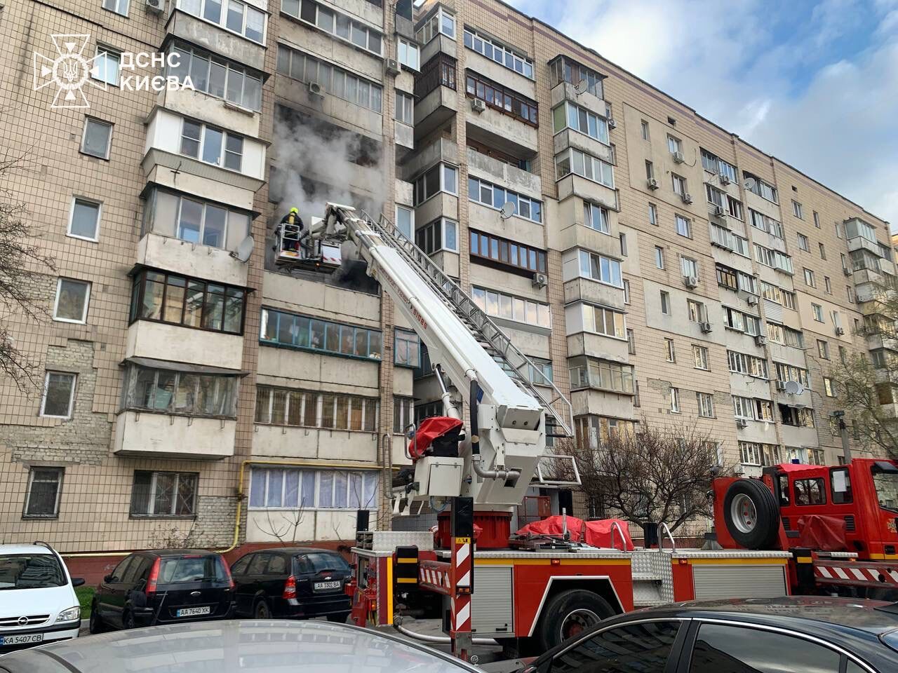 У Києві сталась пожежа в багатоповерхівці: евакуювали 20 осіб, є загиблий. Подробиці та фото