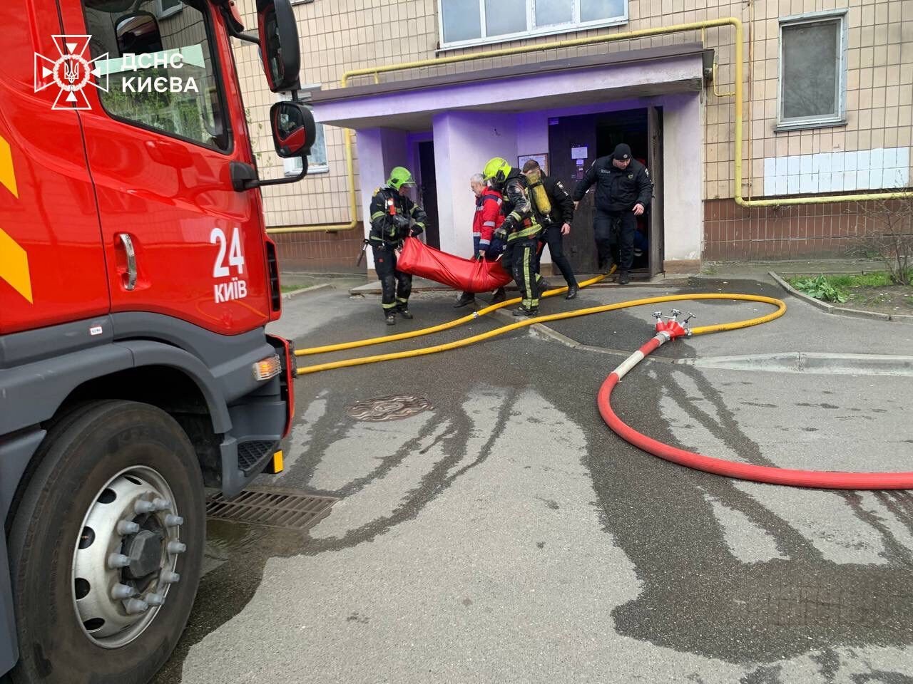 У Києві сталась пожежа в багатоповерхівці: евакуювали 20 осіб, є загиблий. Подробиці та фото