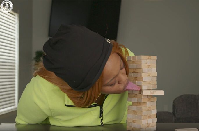 Люди кричать від жаху, коли бачать це: який вигляд має жінка з найдовшим язиком у світі та що за трюки вона навчилася робити. Фото 