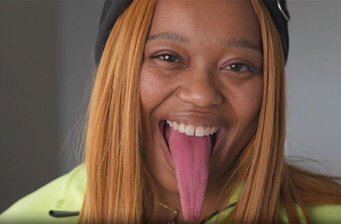 Люди кричать від жаху, коли бачать це: який вигляд має жінка з найдовшим язиком у світі та що за трюки вона навчилася робити. Фото 