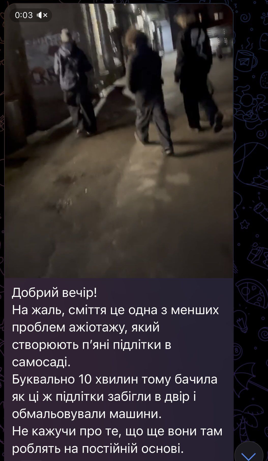У Києві любителі російської музики та субкультури руйнують сквер, залишають написи на підтримку Путіна: що відбувається на Подолі