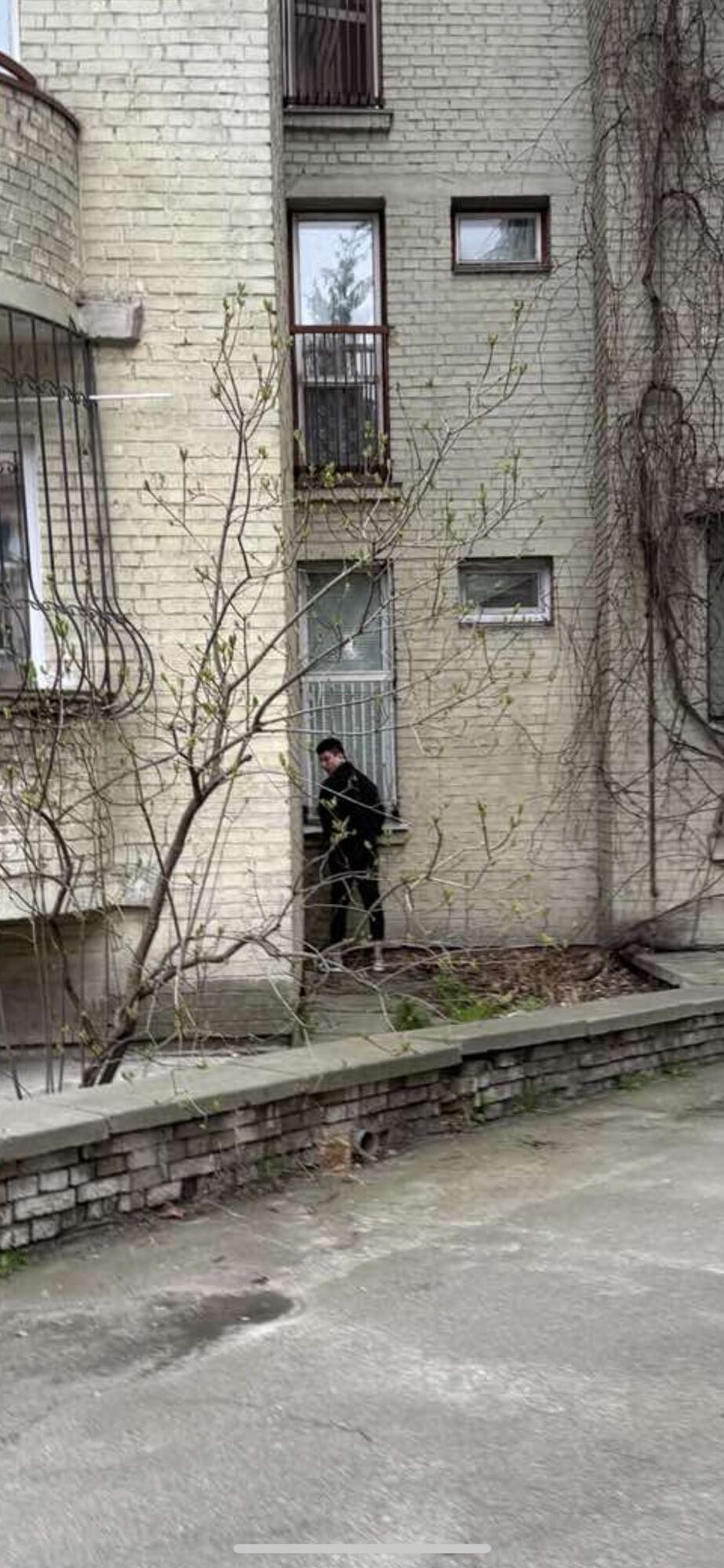 У Києві любителі російської музики та субкультури руйнують сквер, залишають написи на підтримку Путіна: що відбувається на Подолі