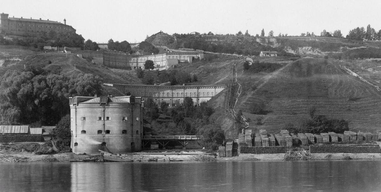 Настоящая крепость на набережной: история и уникальные фото Подольских ворот в Киеве