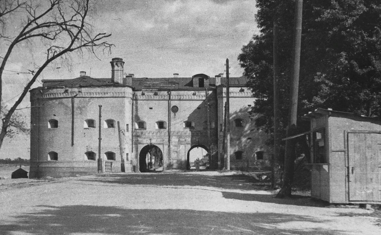 Настоящая крепость на набережной: история и уникальные фото Подольских ворот в Киеве