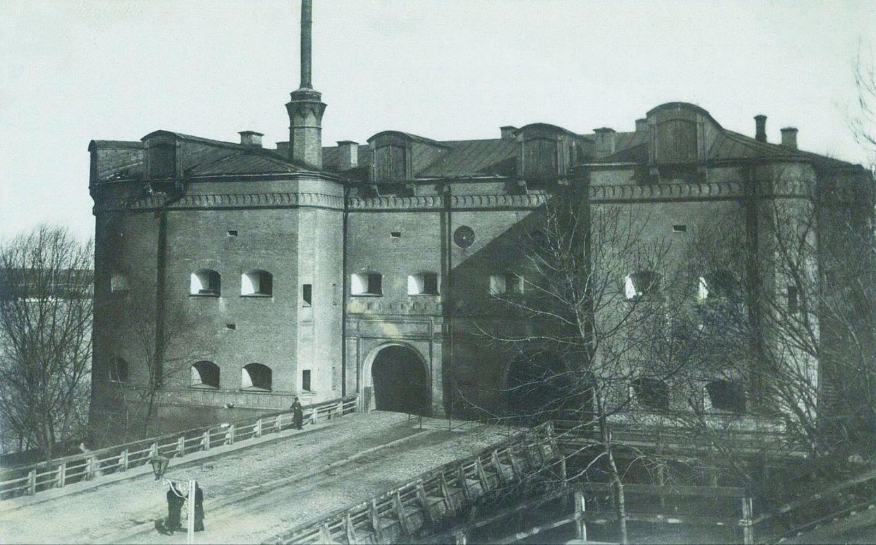 Настоящая крепость на набережной: история и уникальные фото Подольских ворот в Киеве