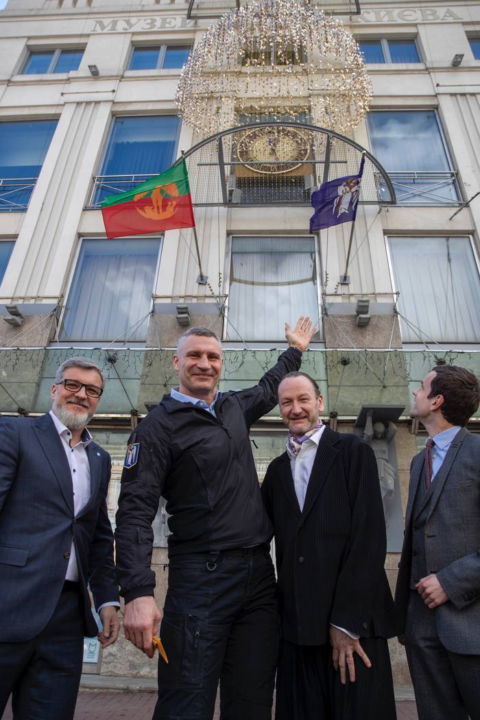 Origami for Ukraine: Кличко показав мистецьку інсталяцію, яка прикрасила фасад Музею Києва. Фото