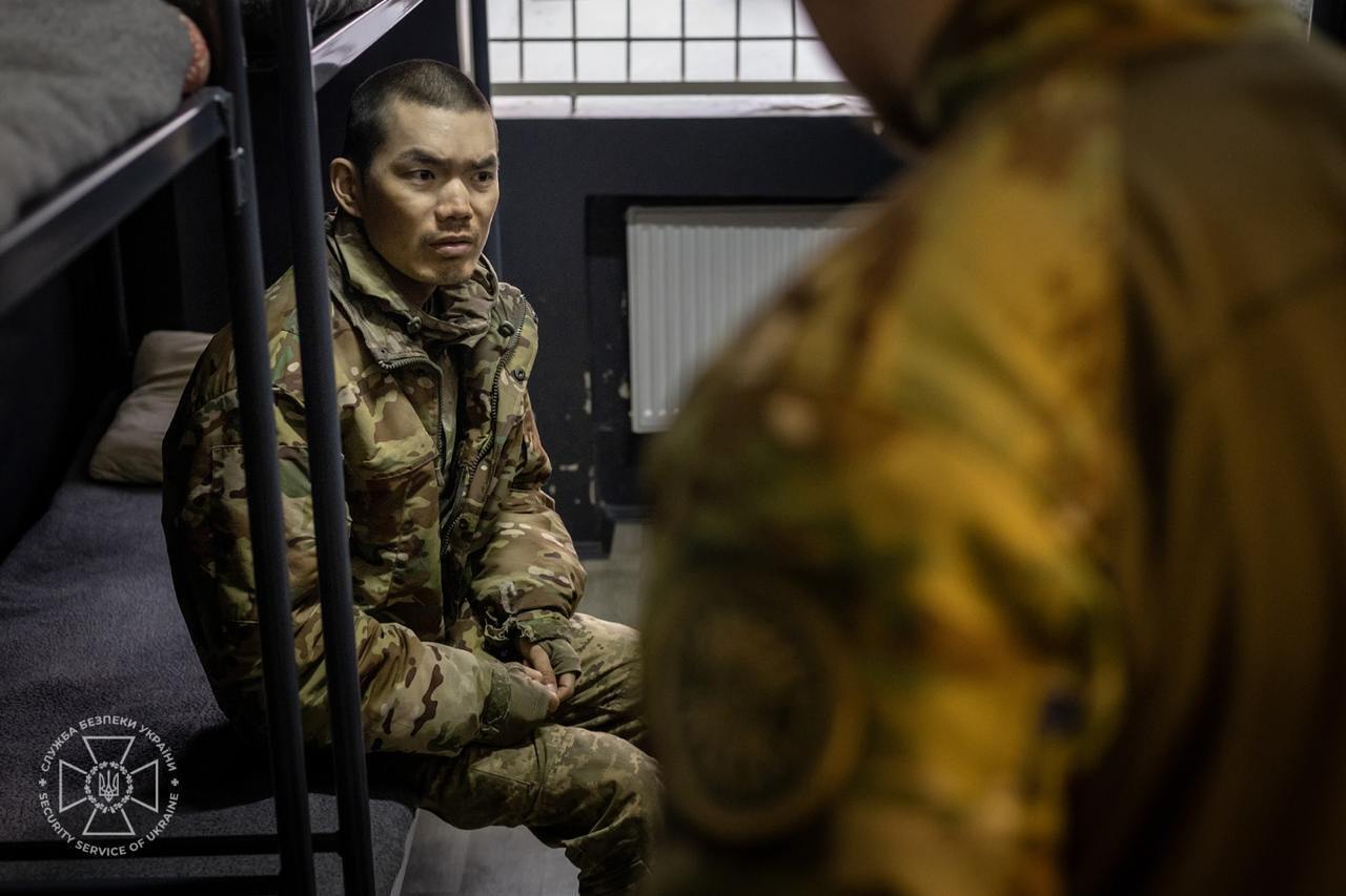 Попали в плен на первой же боевой задаче: в СБУ провели первые допросы китайских военнопленных. Фото и видео