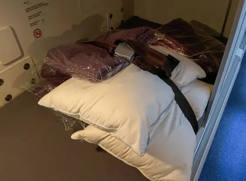 Таємна "кімната" для бортпровідників: як виглядає "секретне" місце в літаку, про яке не знають пасажири. Фото  