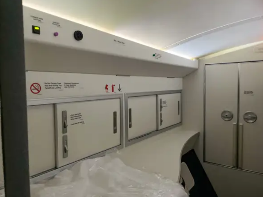 Таємна "кімната" для бортпровідників: як виглядає "секретне" місце в літаку, про яке не знають пасажири. Фото  