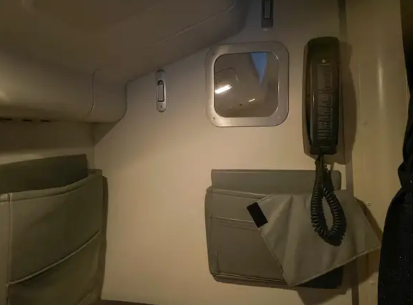 Таємна "кімната" для бортпровідників: як виглядає "секретне" місце в літаку, про яке не знають пасажири. Фото  