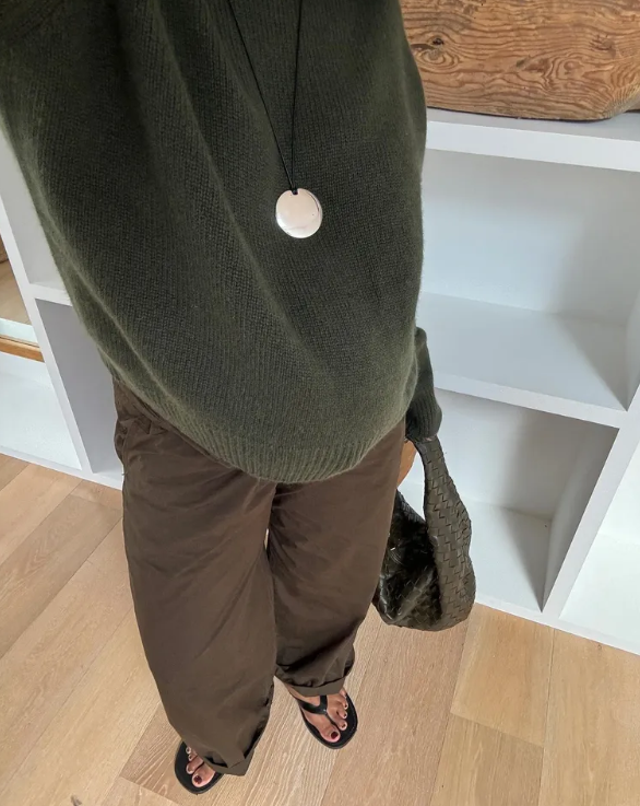 Сезон педикюра открыт: какой цвет выбрать в 2025 году, чтобы не быть банальной