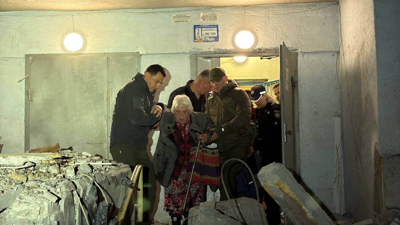 Россия атаковала Одессу "Шахедами": повреждены жилые дома и школа, есть погибшие и раненые. Фото