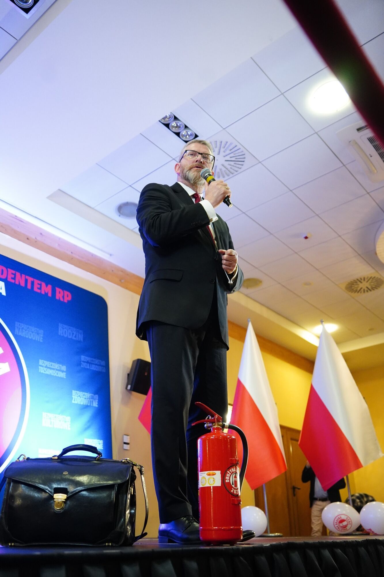 В Польше с ратуши сорвали флаг Украины: кандидат в президенты взял ответственность на себя. Видео