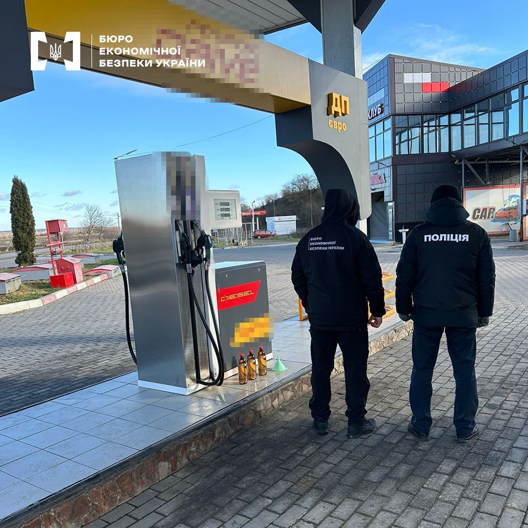 В ходе обыска на заправке детективы изъяли более 15 тыс. литров контрафактного бензина
