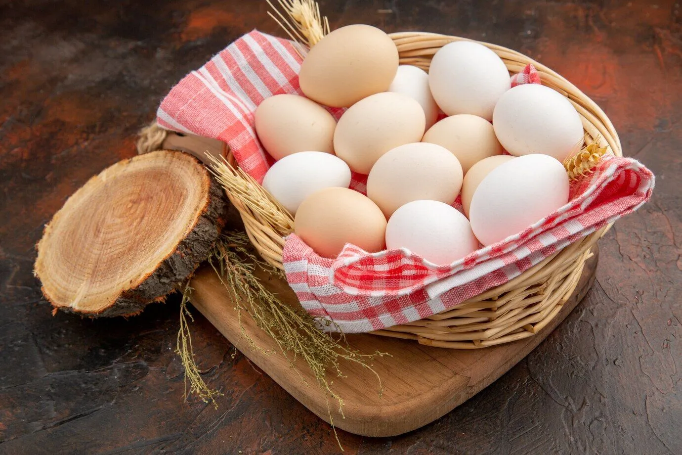 Де не можна зберігати яйця: продукт може зіпсуватись