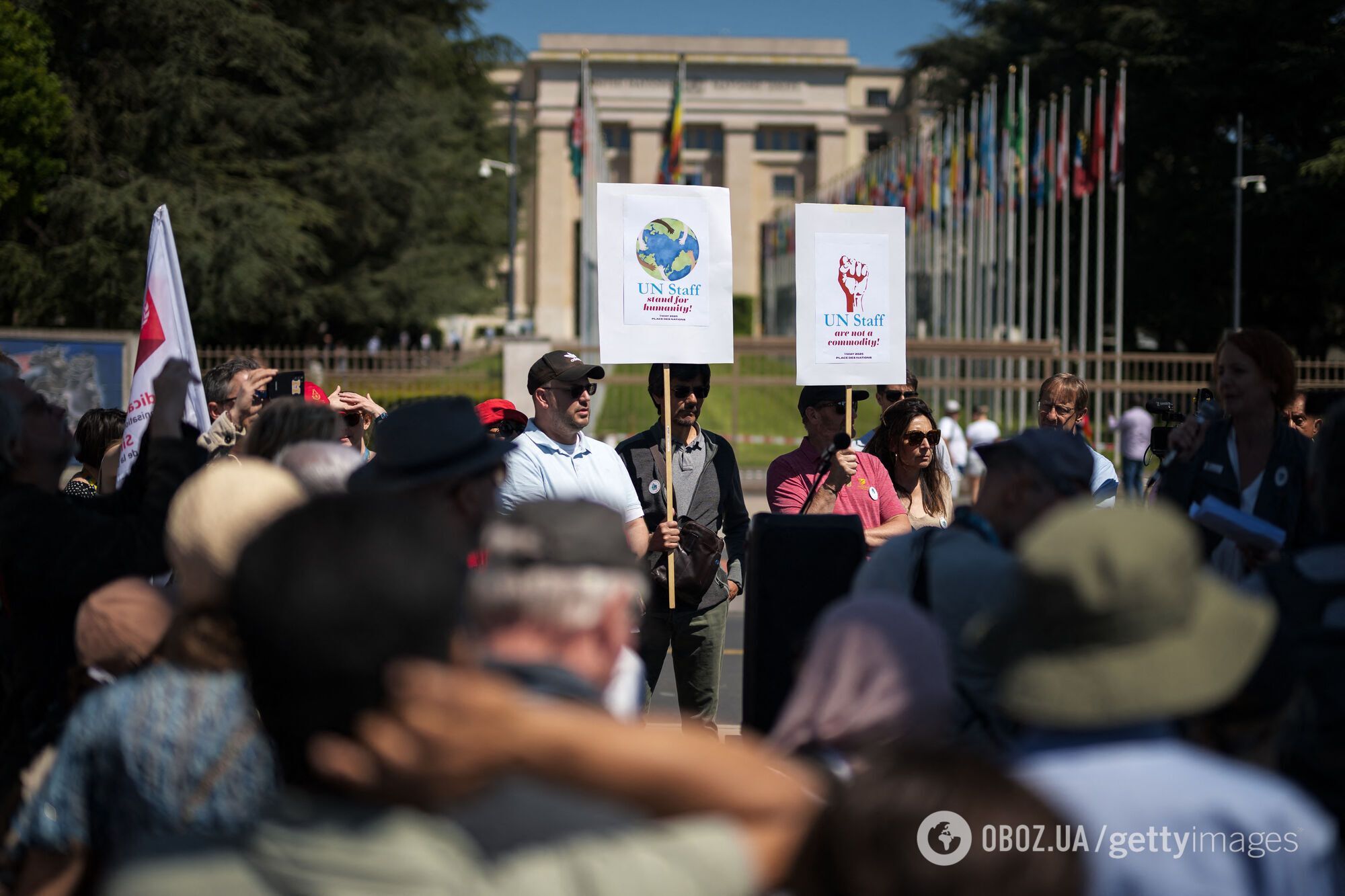 "Мы не являемся товаром!" В Женеве сотни сотрудников ООН вышли на протест. Фото