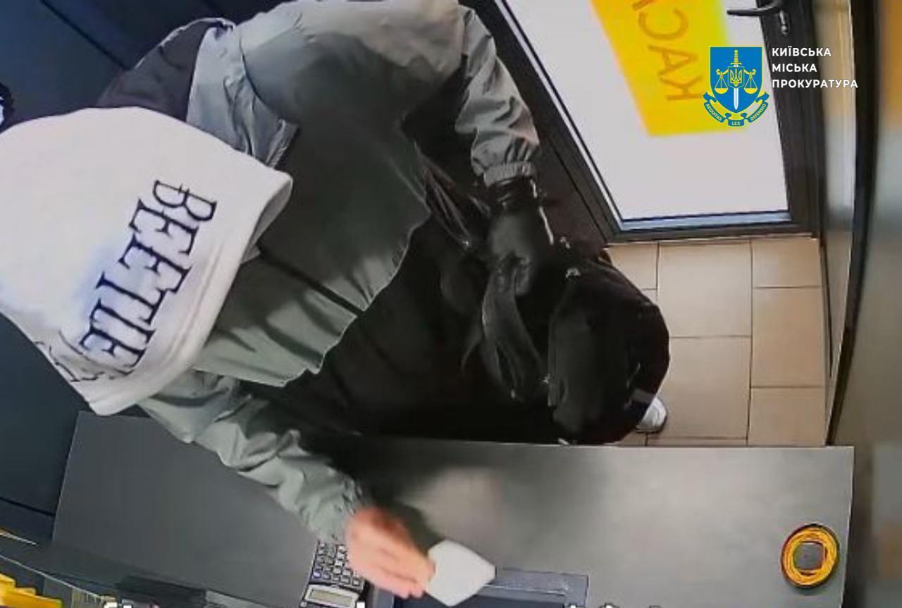 У Києві "пранкер", погрожуючи вибухівкою, намагався пограбувати пункт обміну валют. Фото та відео