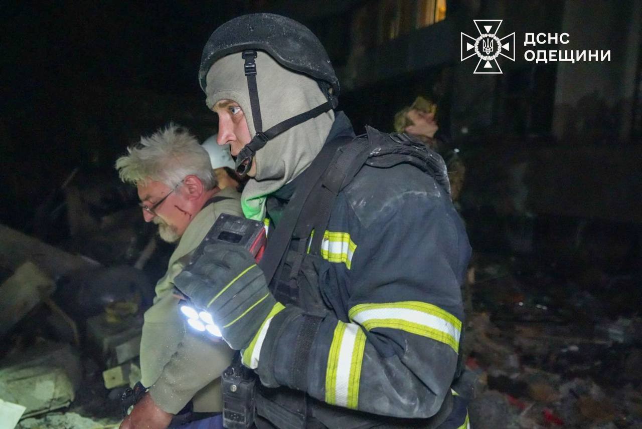 Россия атаковала Одессу "Шахедами": повреждены жилые дома и школа, есть погибшие и раненые. Фото