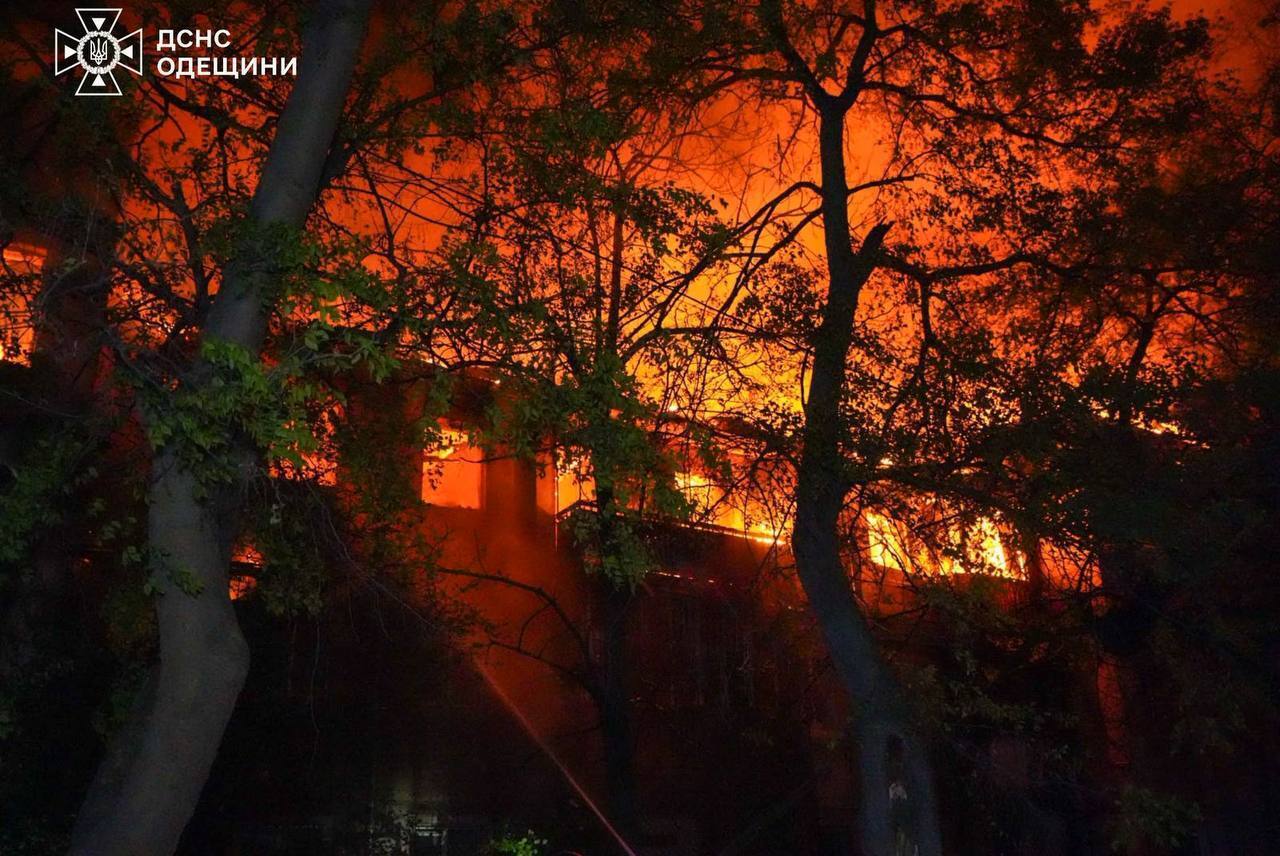 Россия атаковала Одессу "Шахедами": повреждены жилые дома и школа, есть погибшие и раненые. Фото