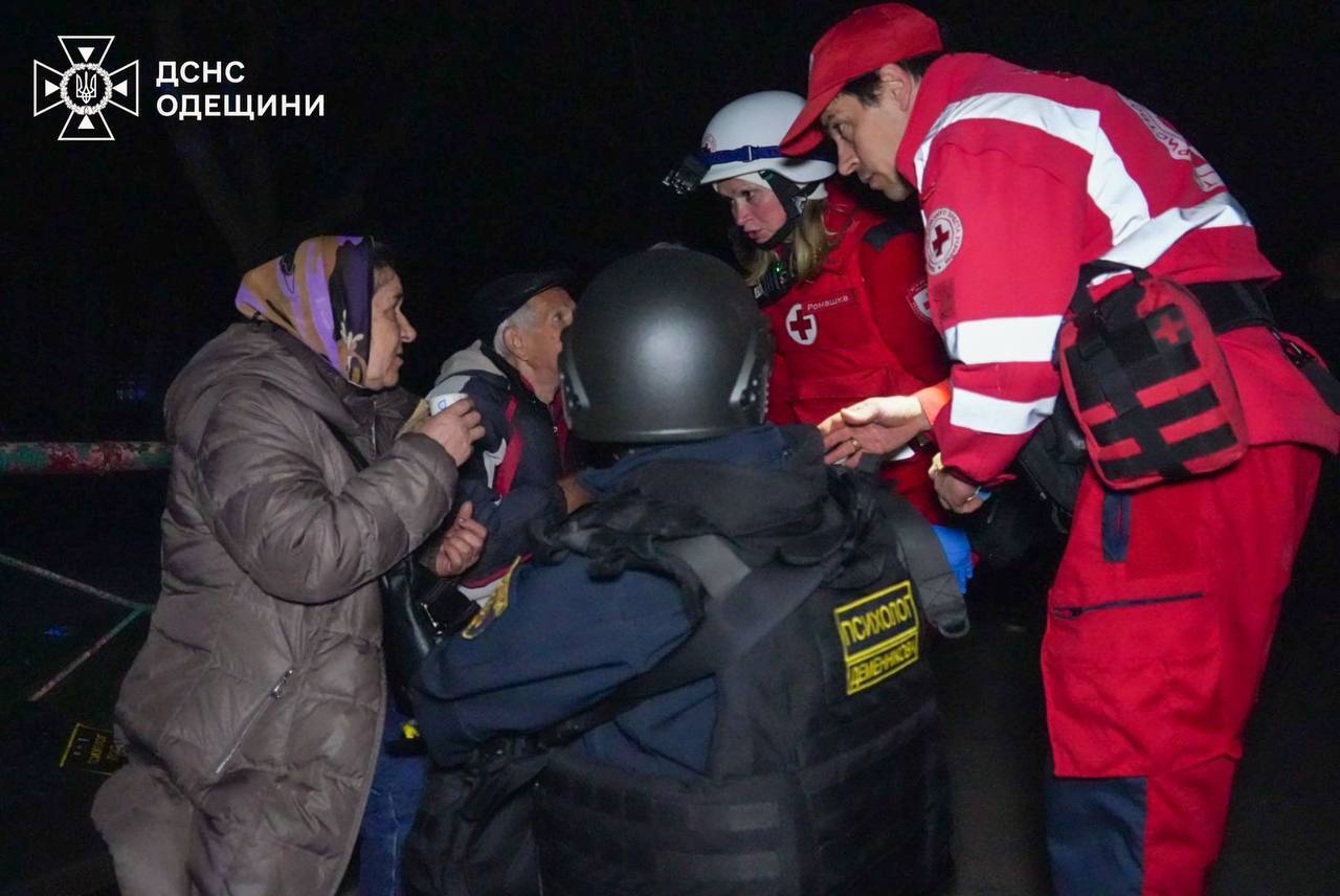 Россия атаковала Одессу "Шахедами": повреждены жилые дома и школа, есть погибшие и раненые. Фото