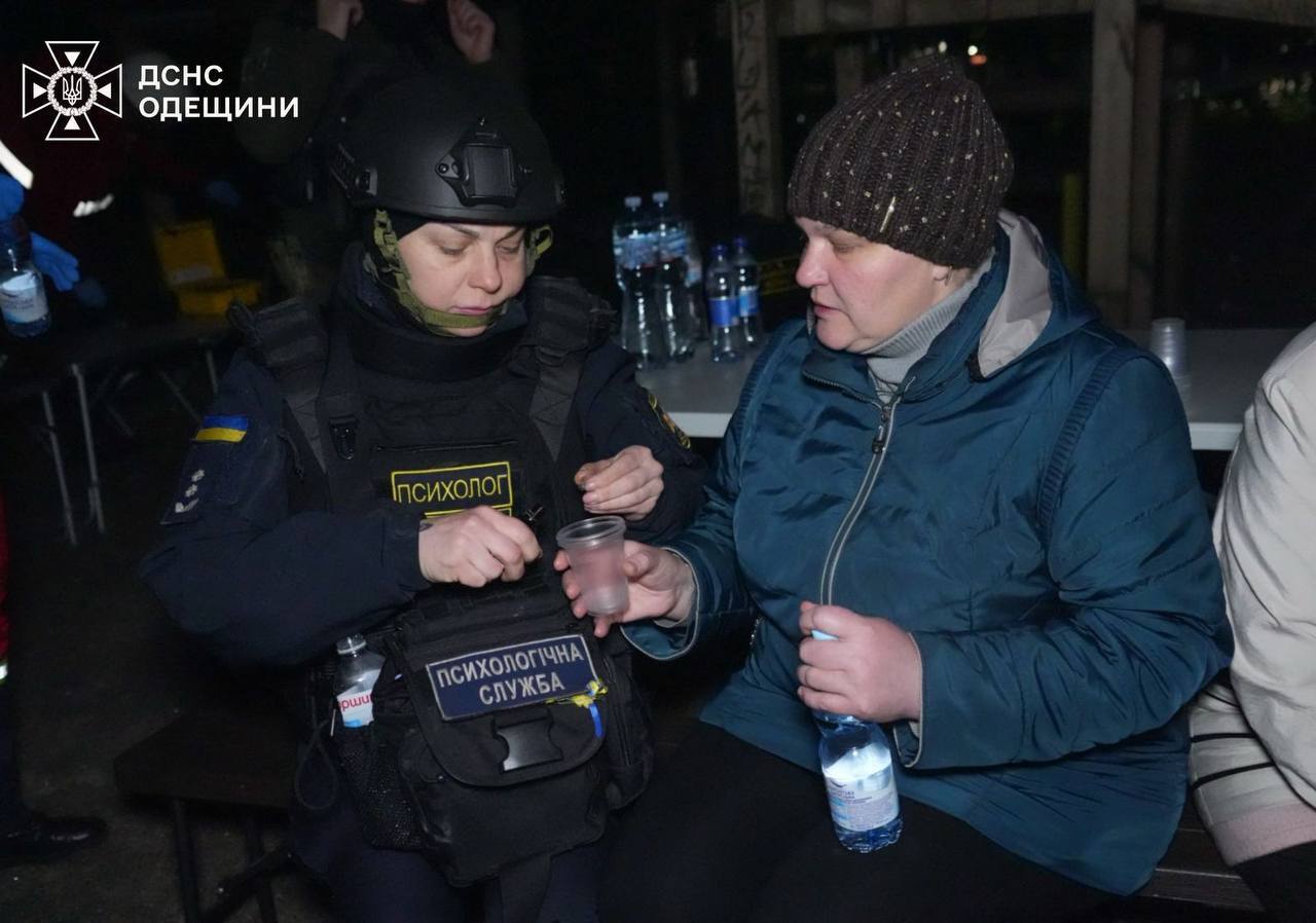 Россия атаковала Одессу "Шахедами": повреждены жилые дома и школа, есть погибшие и раненые. Фото