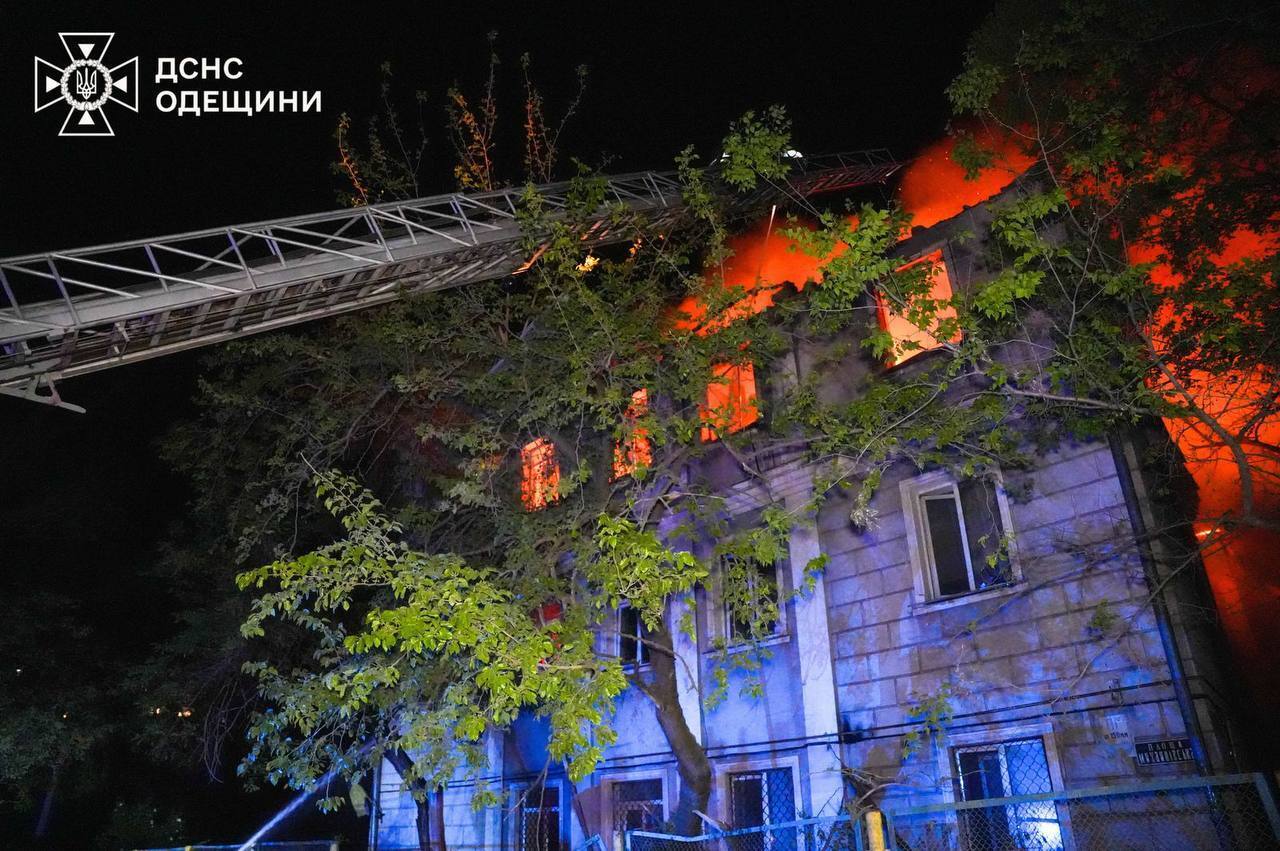 Россия атаковала Одессу "Шахедами": повреждены жилые дома и школа, есть погибшие и раненые. Фото