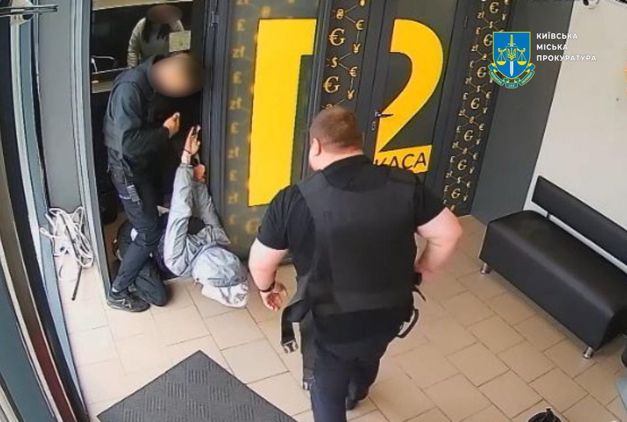 У Києві "пранкер", погрожуючи вибухівкою, намагався пограбувати пункт обміну валют. Фото та відео