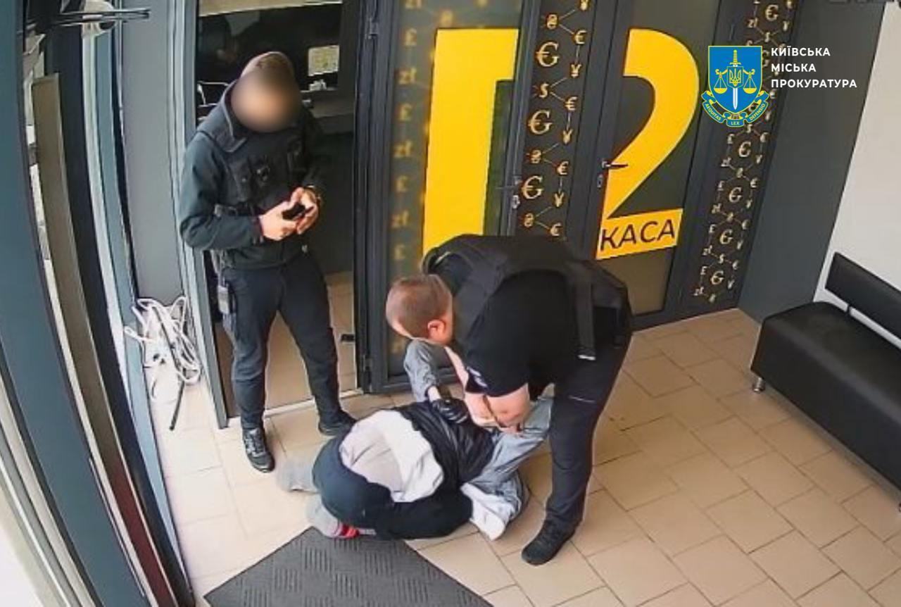 У Києві "пранкер", погрожуючи вибухівкою, намагався пограбувати пункт обміну валют. Фото та відео