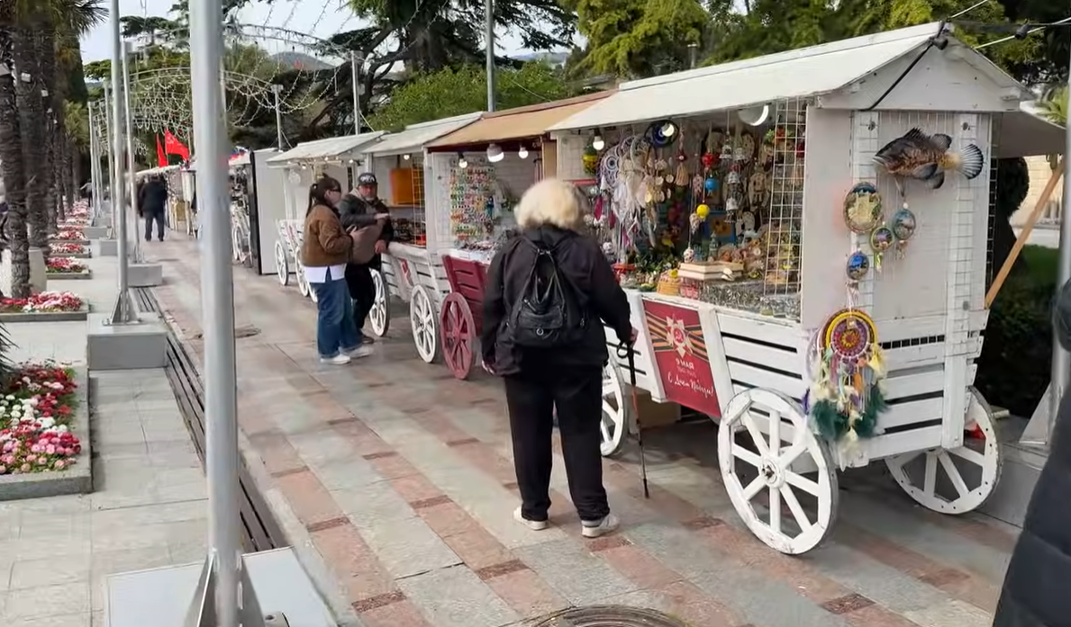 Перевірки на в'їзді на Керченський міст, порожні набережні Ялти і дорога їжа: що відбувається в окупованому Криму на травневі свята
