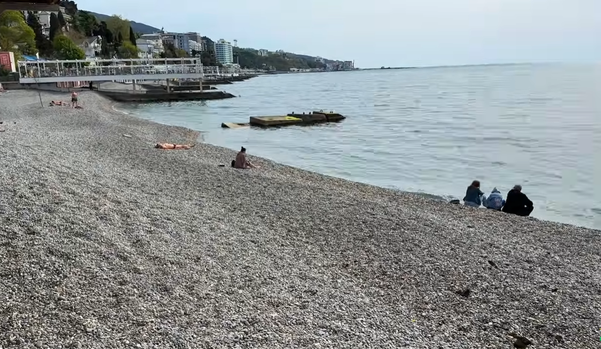 Перевірки на в'їзді на Керченський міст, порожні набережні Ялти і дорога їжа: що відбувається в окупованому Криму на травневі свята