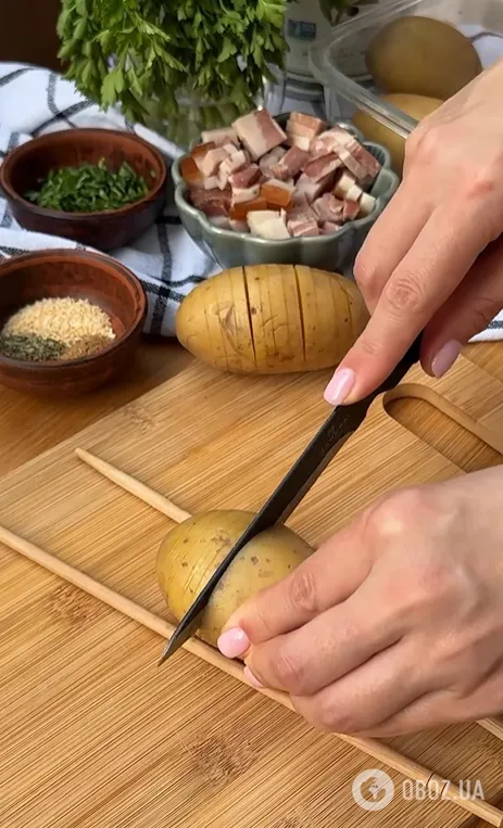 Даже чистить не придется: как вкусно запечь картошку с беконом на обед