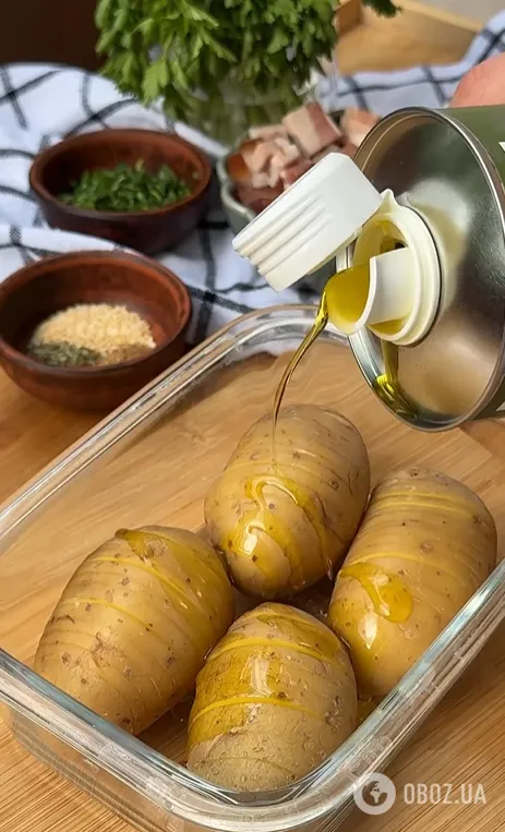 Даже чистить не придется: как вкусно запечь картошку с беконом на обед