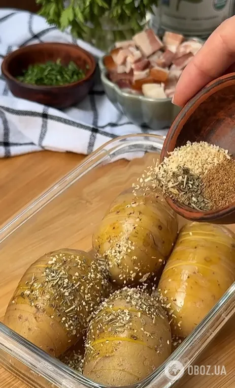 Даже чистить не придется: как вкусно запечь картошку с беконом на обед