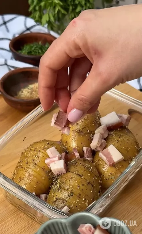 Даже чистить не придется: как вкусно запечь картошку с беконом на обед