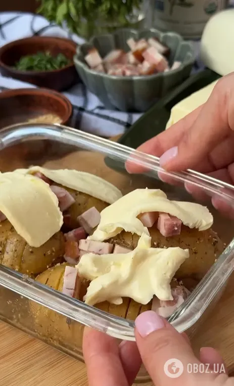 Даже чистить не придется: как вкусно запечь картошку с беконом на обед