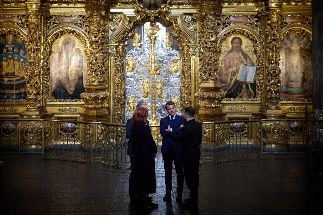 Зеленский, Макрон и Стармер после заседания "коалиции желающих" прогулялись по центру Киева. Фото и видео