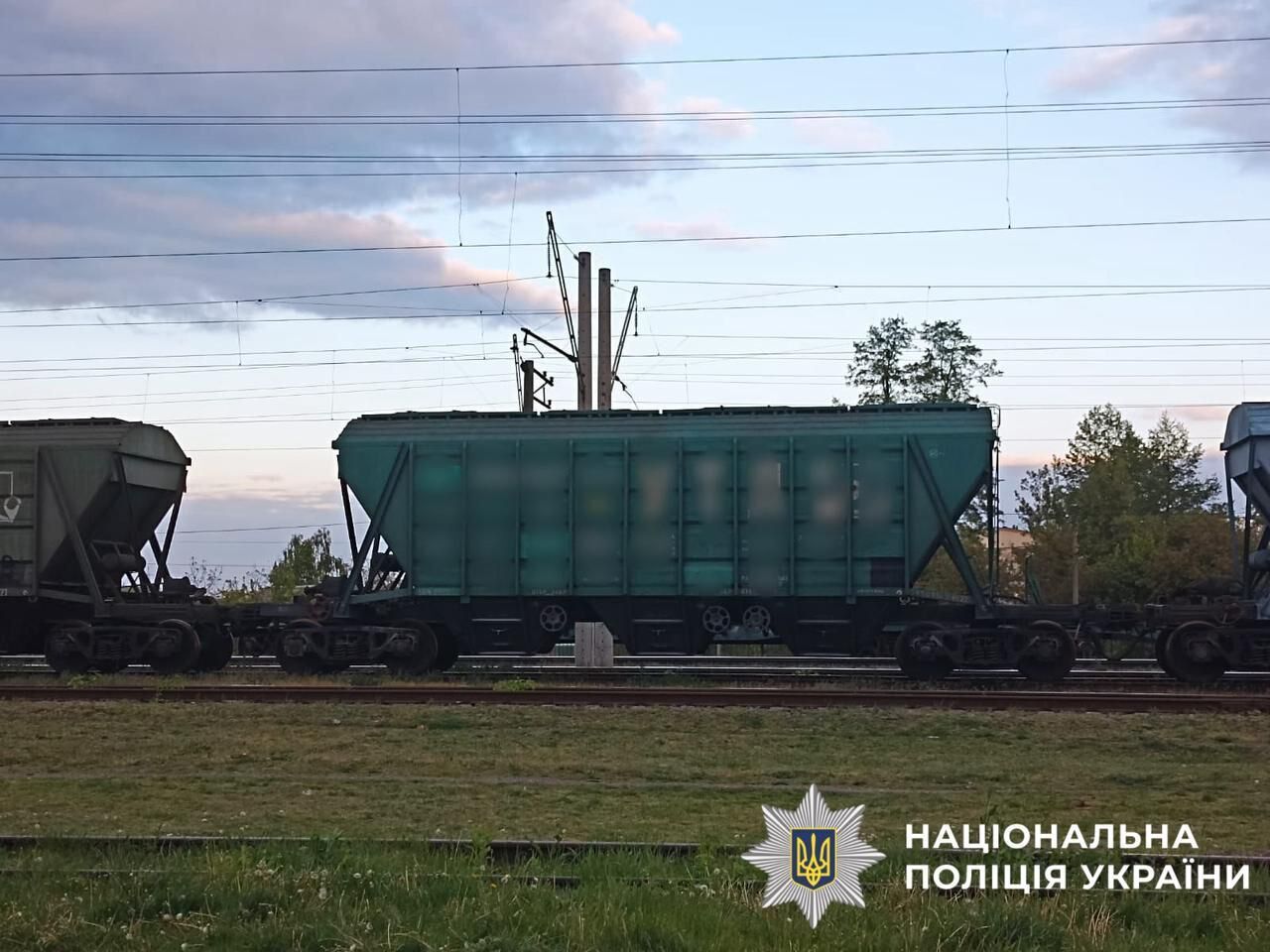 На Київщині 14-річну дівчину вдарило струмом: вона залізла на дах поїзда. Фото