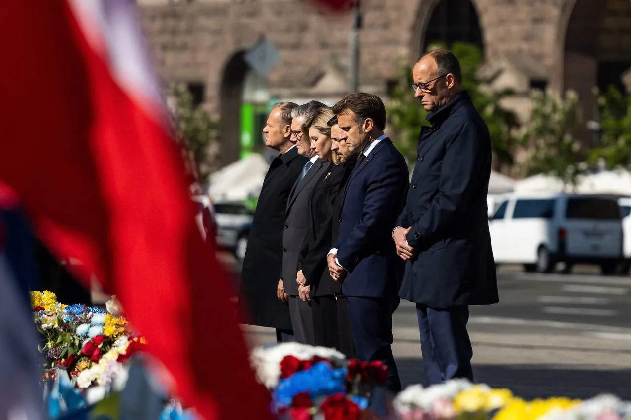 Лідери країн ЄС та президент України з першою леді вшановують пам'ять загиблих воїнів.