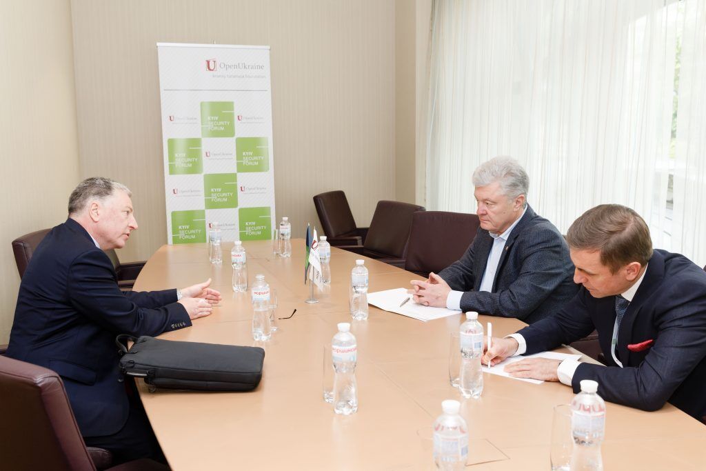 "Поиск эффективной стратегии завершения войны": Порошенко в Киеве встретился с Волкером