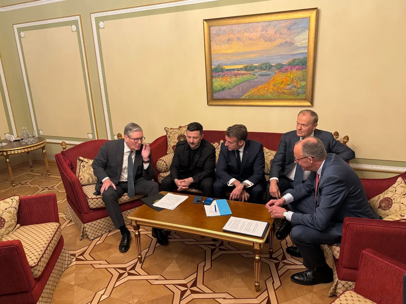 Politico: Макрон із Києва телефонував Трампу і "коаліція охочих" заручилася його підтримкою щодо тиску на РФ