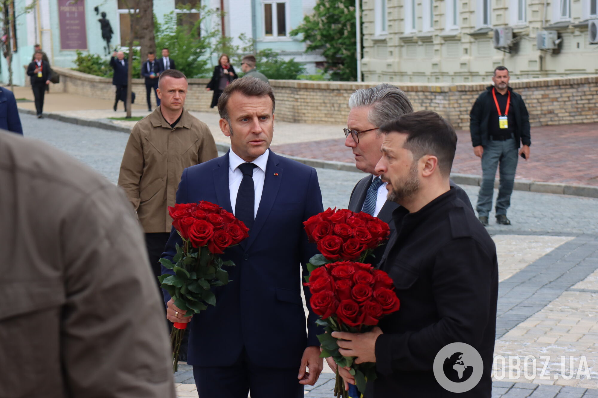 Зеленский, Макрон и Стармер после заседания "коалиции желающих" прогулялись по центру Киева. Фото и видео