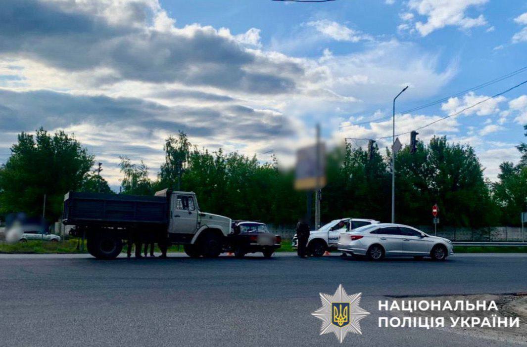 Під Києвом вантажівка протаранила легковик, є постраждалий. Фото та подробиці