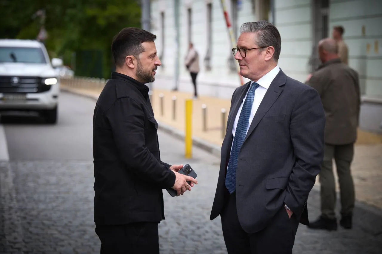 Після саміту "коаліції охочих" Зеленський провів зустрічі тет-а-тет зі Стармером і Макроном: про що говорили. Фото і відео