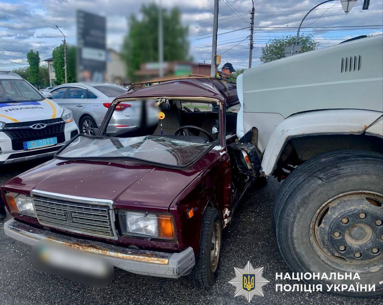 Під Києвом вантажівка протаранила легковик, є постраждалий. Фото та подробиці