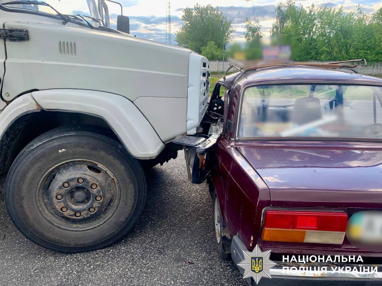 Під Києвом вантажівка протаранила легковик, є постраждалий. Фото та подробиці