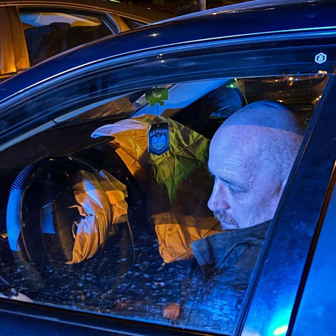 П'яний екс-"беркутівець" протаранив авто журналіста у Києві і намагався втекти. Фото та відео
