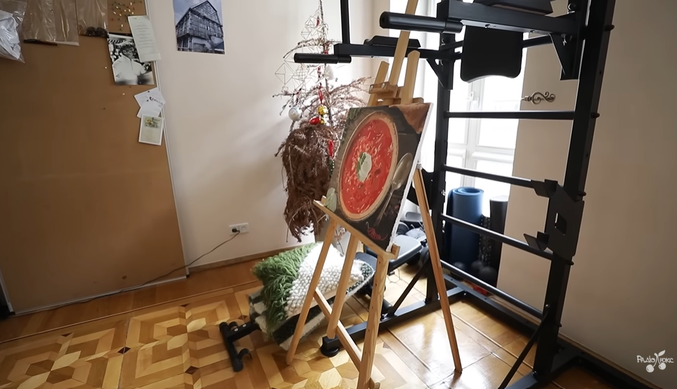 Євген Клопотенко показав свою квартиру в центрі Києва: найбільший телевізор в Україні, колекція спідниць і шоколад із мертвих бджіл