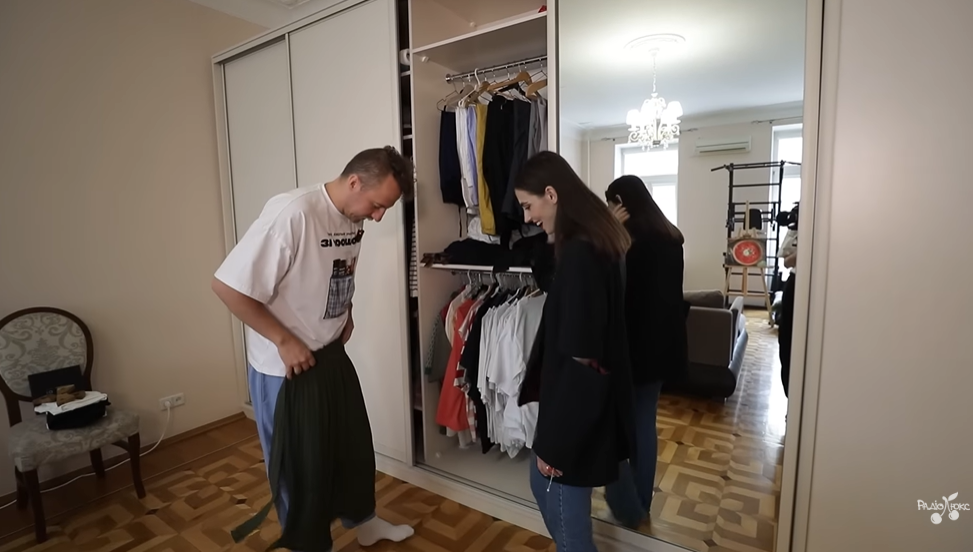 Євген Клопотенко показав свою квартиру в центрі Києва: найбільший телевізор в Україні, колекція спідниць і шоколад із мертвих бджіл