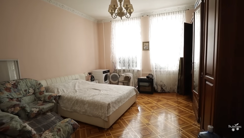 Євген Клопотенко показав свою квартиру в центрі Києва: найбільший телевізор в Україні, колекція спідниць і шоколад із мертвих бджіл